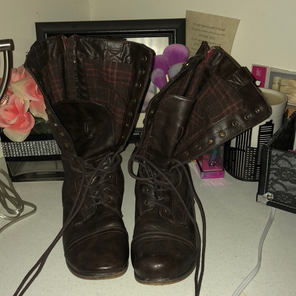Brown laced tied boots